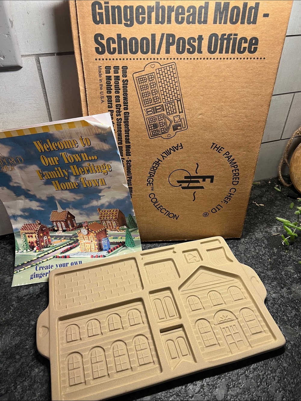 The Pampered Chef Tan Gingerbread School & Post Office Mold. Stoneware. NIB